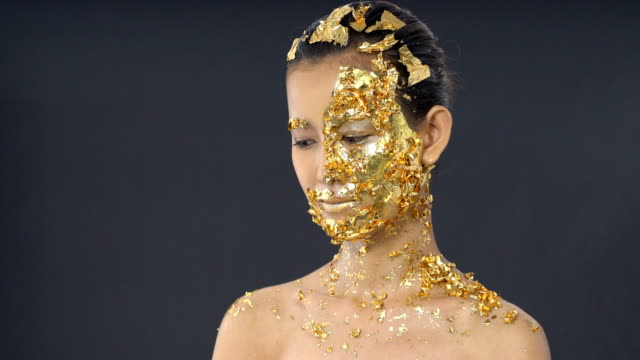 Blattgold-High-Fashion-Style-auf-asiatische-Frau-Gesicht-dunkle-Geheimnis-schauen