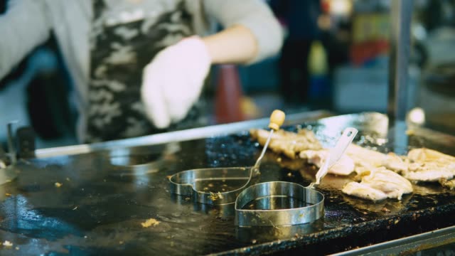 chicken-dice-cooking-and-flamed-on-bbq-grill-oven.-Night-market-street-food-vendor-in-Taiwan