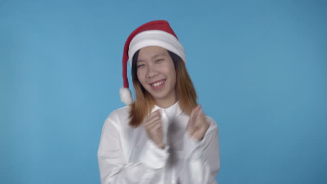 hermosa-coreana-mujer-celebrando-Navidad