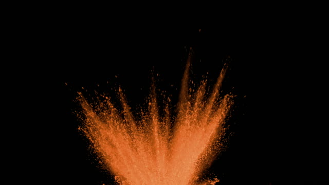 Naranja-polvo-explosión-sobre-fondo-negro-en-camara-super-lenta