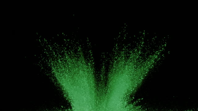 Grünes-Pulver-auf-schwarzem-Hintergrund-in-Superzeitlupe-explodieren