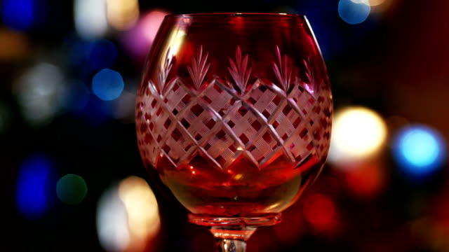 Copa-de-vino-rojo-con-luces-bokeh-en-el-fondo