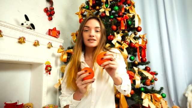 funny-young-girl-with-tangerines