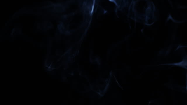 Rauch-langsam-schweben-durch-den-Raum-auf-schwarzem-Hintergrund.