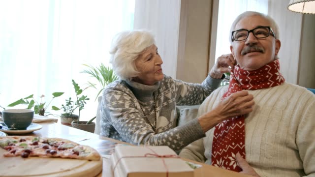 Ältere-Frau-Mann-zu-Weihnachten-Schal-verleihen