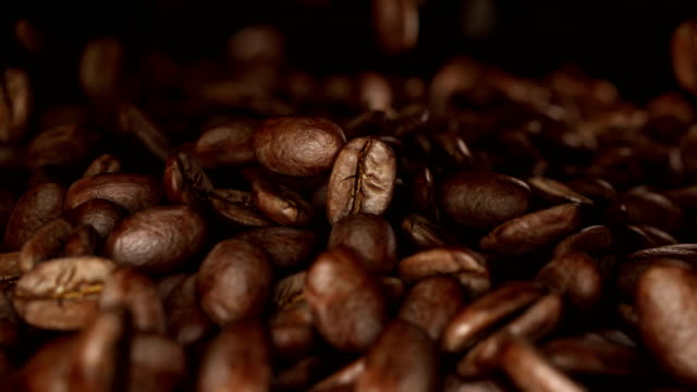Caen-los-granos-de-café-en-4-k-lenta-1000fps