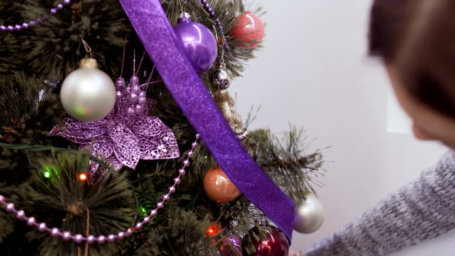 Niñas-decora-el-árbol-de-Navidad