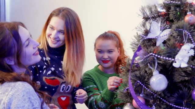 Chicas-guapas-decoran-árbol-de-Navidad