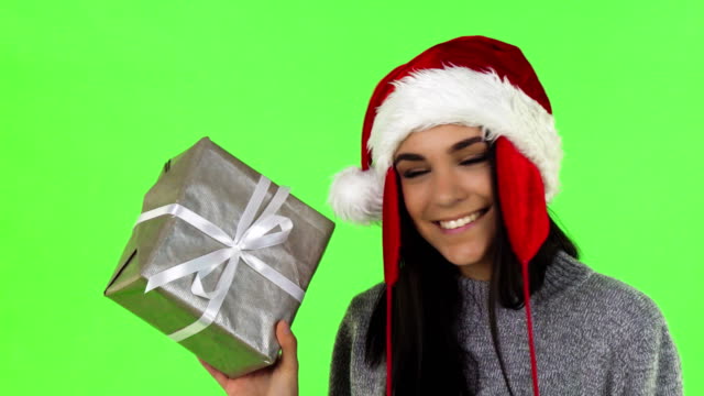 Wunderschönen-Santa-Claus-Frau-lächelnd-Holding-Weihnachtsgeschenk