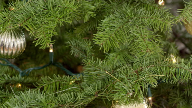 Lenta,-incline-hacia-arriba-de-un-árbol-de-Navidad-decorado-con-luces-y-ornements