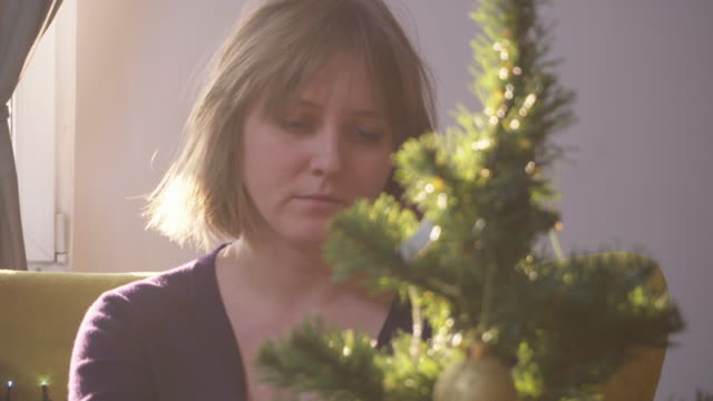 Junge-Frau-dekorieren-Weihnachtsbaum