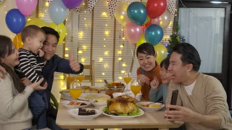 Asiatische-Familienglück-Selfie-Aufnahme-auf-einer-Party.-Glückliche-Freunde-Weihnachtsessen-zu-Hause-gemeinsam-genießen.