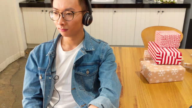 Asiatischen-Mann-anhören-von-Musik-in-der-Küche