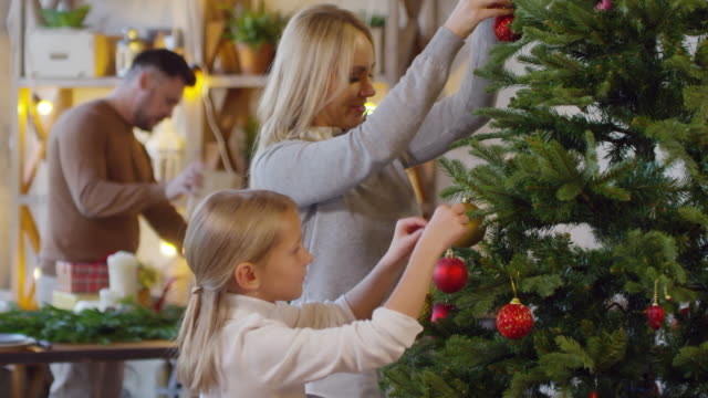Kaukasische-Familie-Vorbereitung-Weihnachten-Tee-und-Geschenke