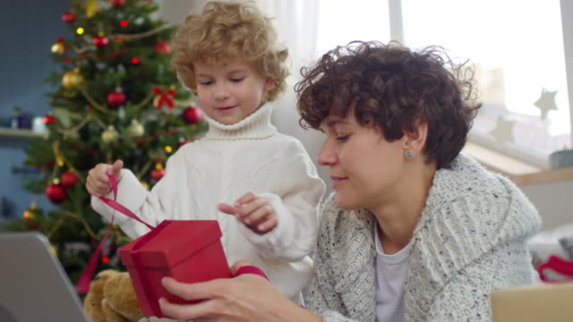 Adorable-niño-abriendo-regalo-de-Navidad