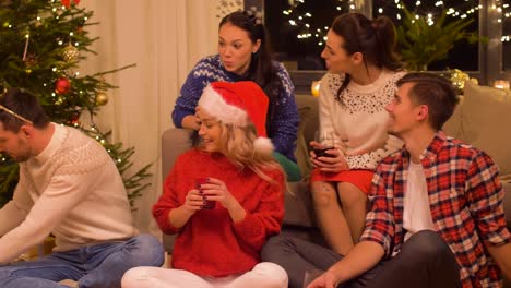 Freunden-Weihnachten-zu-feiern,-stellt-Wein-trinken-und-den-Austausch