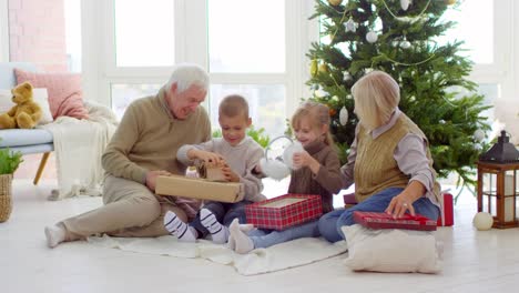 Niños-abriendo-regalos-de-Navidad-de-los-abuelos