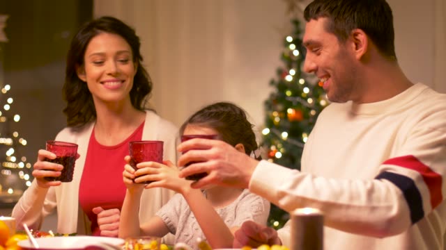 glückliche-Familie,-die-Weihnachts-Dinner-zu-Hause