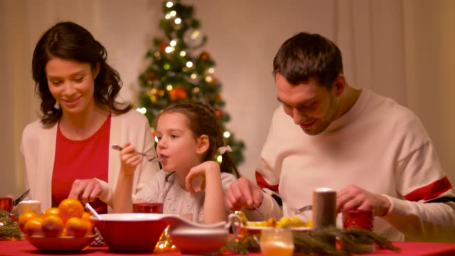 glückliche-Familie,-die-Weihnachts-Dinner-zu-Hause