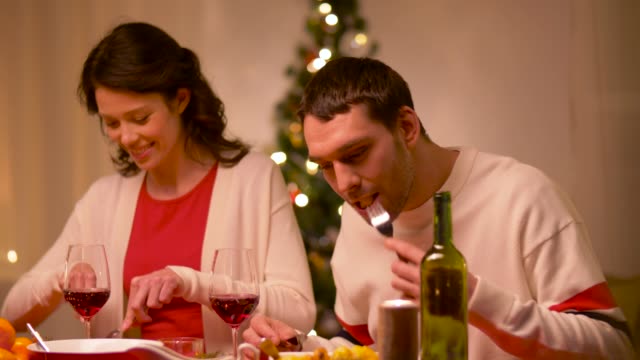 pareja-feliz-comiendo-en-la-cena-de-Navidad