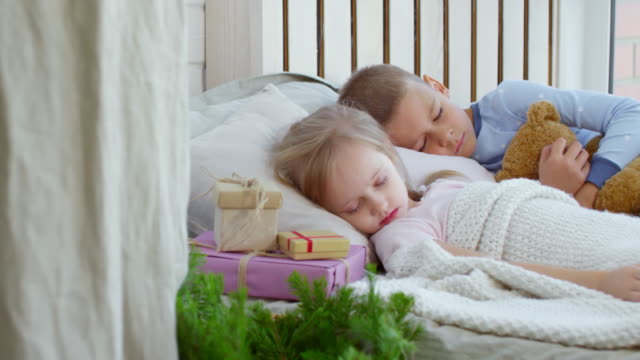 Süße-Kinder-schlafen-am-Weihnachtsmorgen
