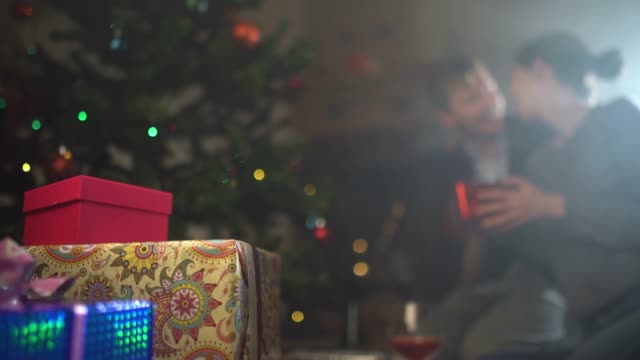 regalos-de-intercambios-de-pareja-cerca-de-un-árbol-de-Navidad-decorado