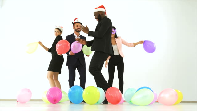 Die-vier-Geschäftsleute-tanzen-mit-Luftballons.-Slow-motion
