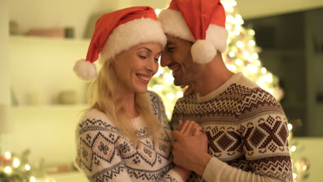 El-hombre-y-la-mujer-se-abraza-en-el-fondo-del-árbol-de-Navidad