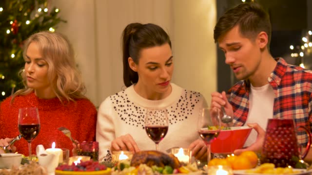 Freunde,-die-Weihnachts-Dinner-Party-zu-Hause-essen