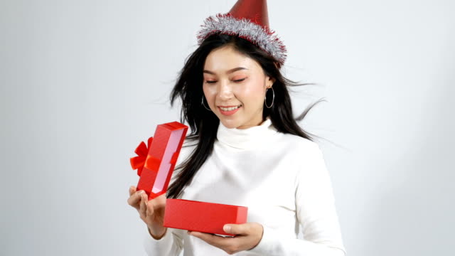 caja-de-regalo-de-Navidad-abierto-de-mujer-sobre-fondo-blanco