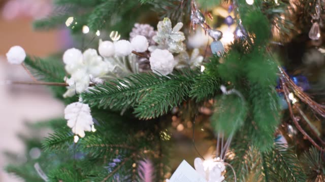 handgemachte-Weihnachten-Wohnkultur-mit-Geschenke-Weihnachtsdekoration-auf-den-hölzernen-Vintage-Hintergrund