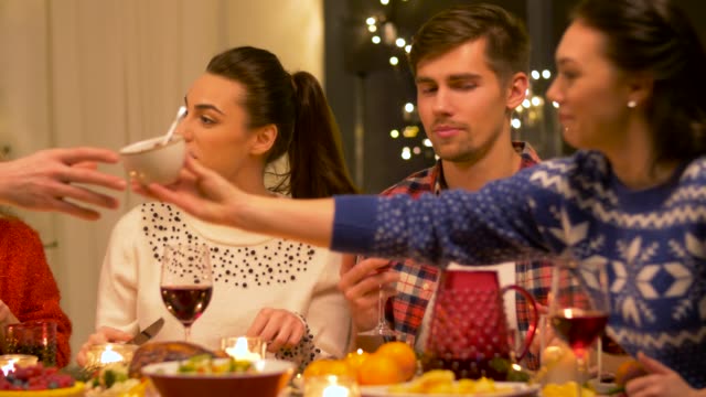 Freunde,-die-Weihnachts-Dinner-Party-zu-Hause-essen