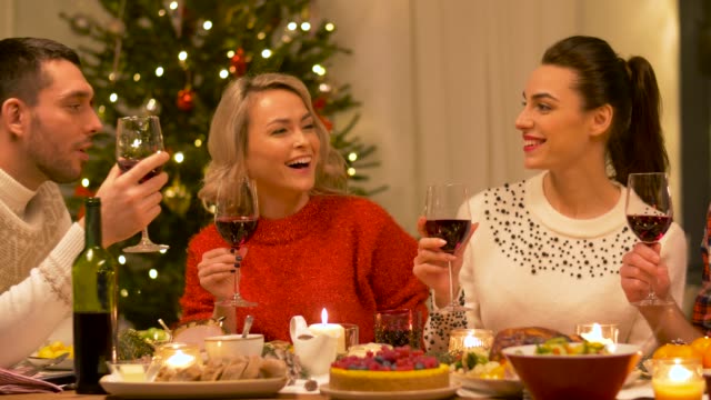 Glückliche-Freunde-trinken-Rotwein-zu-Weihnachten