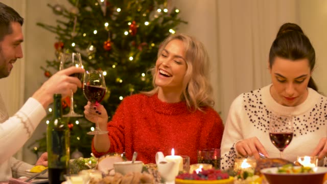 Freunde,-trinken-Wein-am-Weihnachtsessen