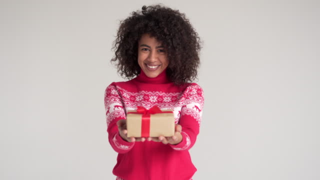 Glückliche-Frau-hält-Weihnachts-Geschenk-box