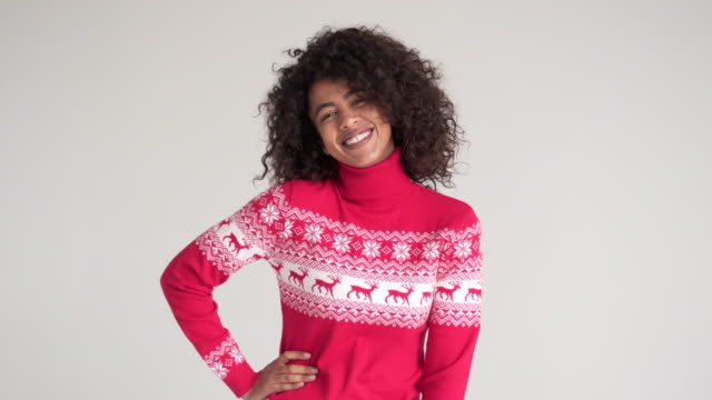 Mujer-feliz-en-suéter-de-Navidad