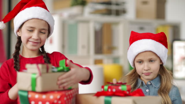 Fröhliche-Mädchen-diskutieren-Weihnachtsgeschenke