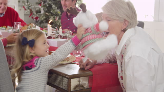 Chica-con-la-abuela-disfrutar-de-comida-de-Navidad-en-el-escalofriante-R3D