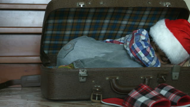 Kleine-Santa-Schlafen-in-den-Koffer.