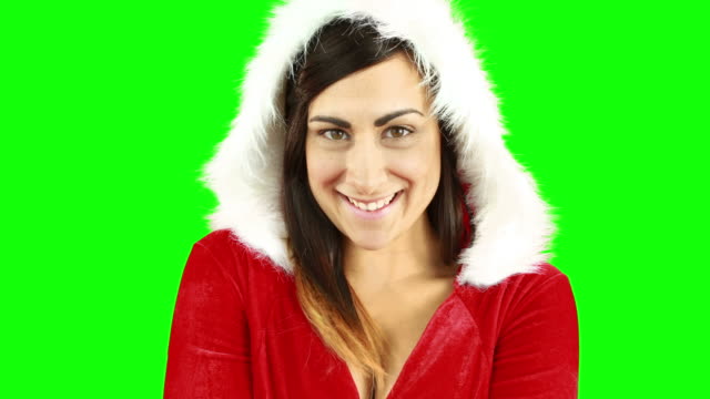 Lächelt-hübsche-Frau-posieren-in-sexy-santa-outfit