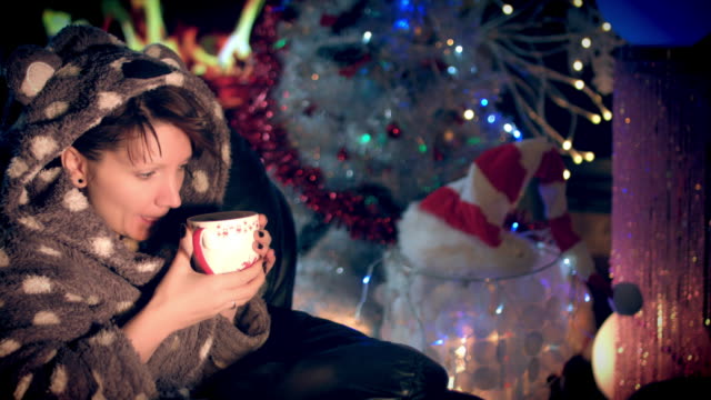 4-de-k-de-Navidad-y-año-nuevo-vacaciones-enferma-bebiendo-café-en-chimenea
