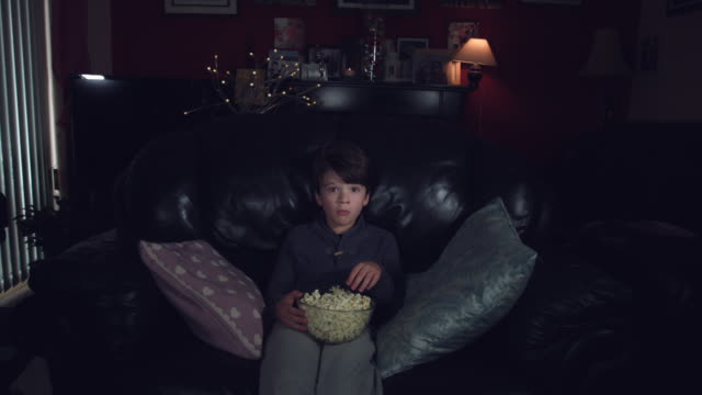 4-k-authentische-Schuss-ein-lustiges-Kind-gerade-Horrorfilm-mit-Popcorn