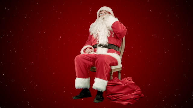 Santa-Claus-llamando-por-teléfono-celular-móvil-sobre-fondo-rojo-con-nieve