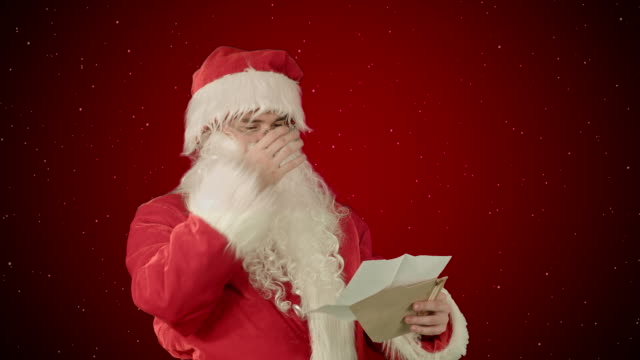 Santa-Claus-lesen-Briefe-von-Kindern-auf-rotem-Grund-mit-Schnee