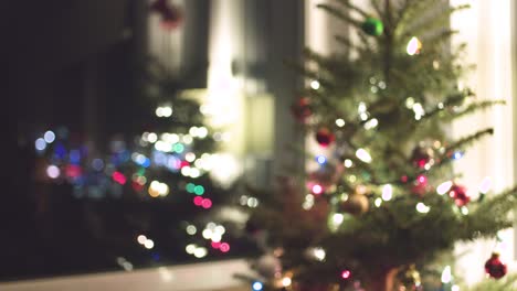 Saludos-vidrios-de-vino-rojo-vacaciones-árbol-de-Navidad-fondo