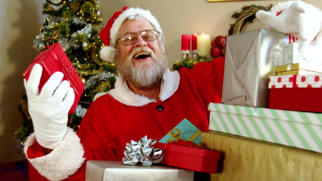 Santa-Claus-mit-verschiedenen-Geschenkboxen