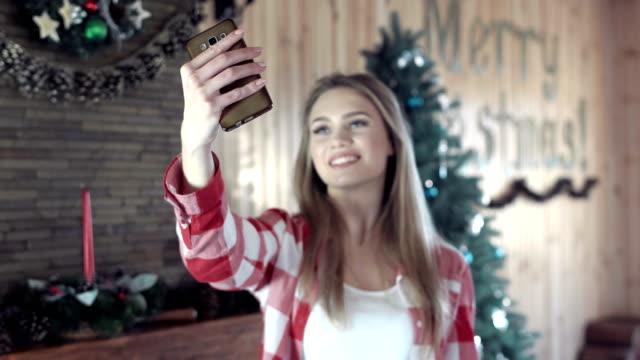 Frau,-die-Selfie-vor-Weihnachtsbaum