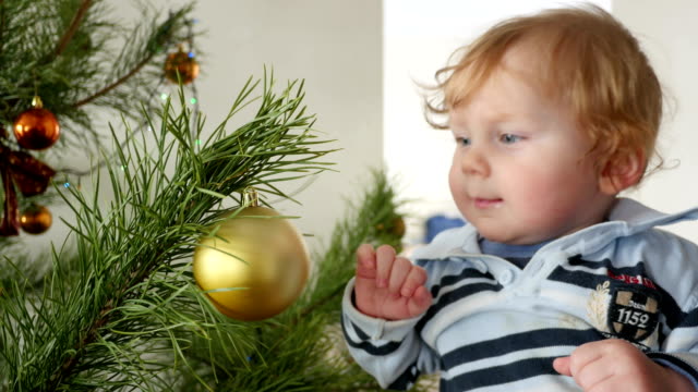 Dekorieren-Weihnachtsbaum-mit-Baby