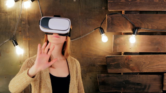 Junge-Frau-mit-Virtual-Reality-Brille