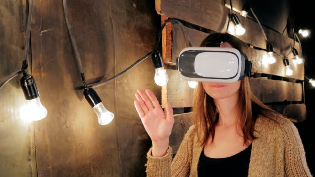 Mujer-joven-con-gafas-de-realidad-Virtual